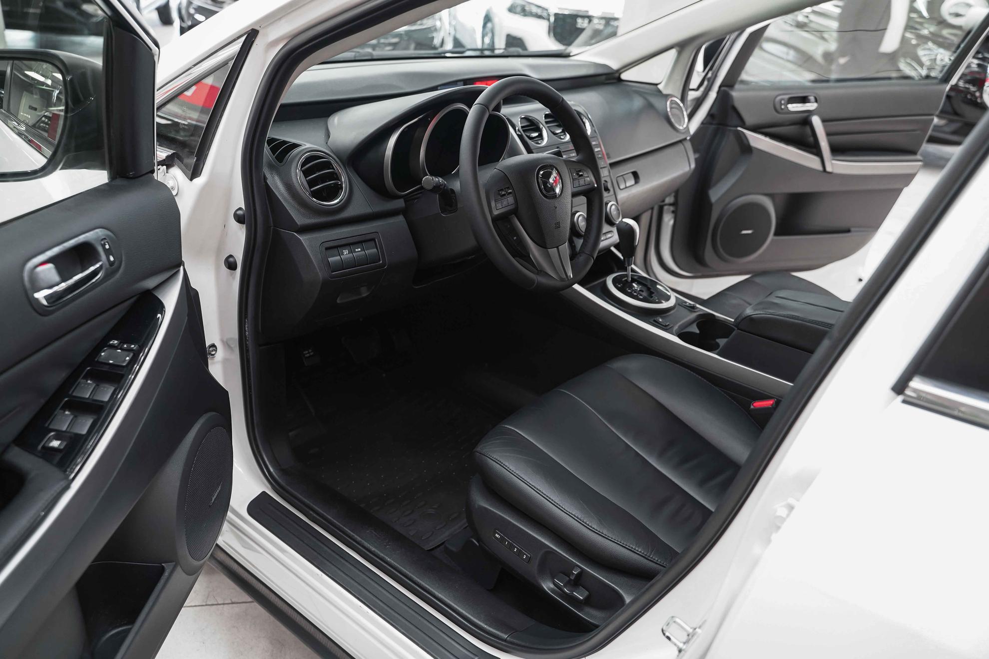 Mazda CX-7 2010, белый, ДЦ Орехово