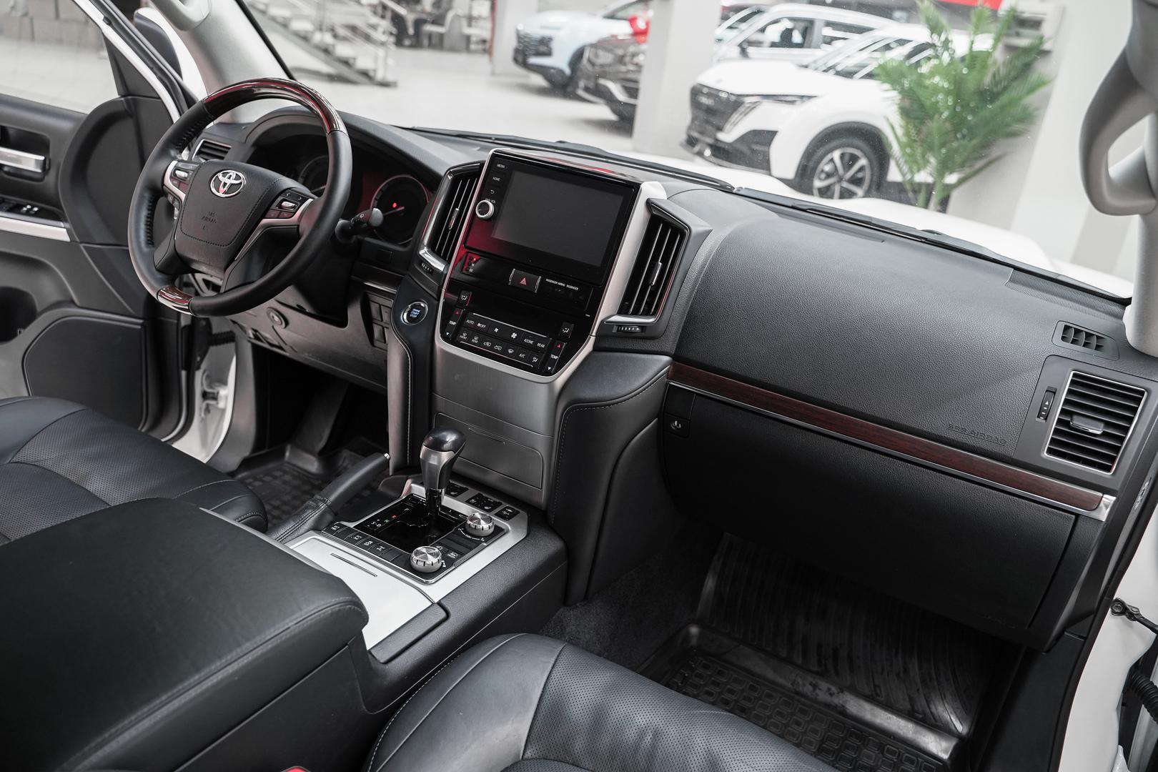Toyota Land Cruiser 2018, белый, ДЦ Орехово