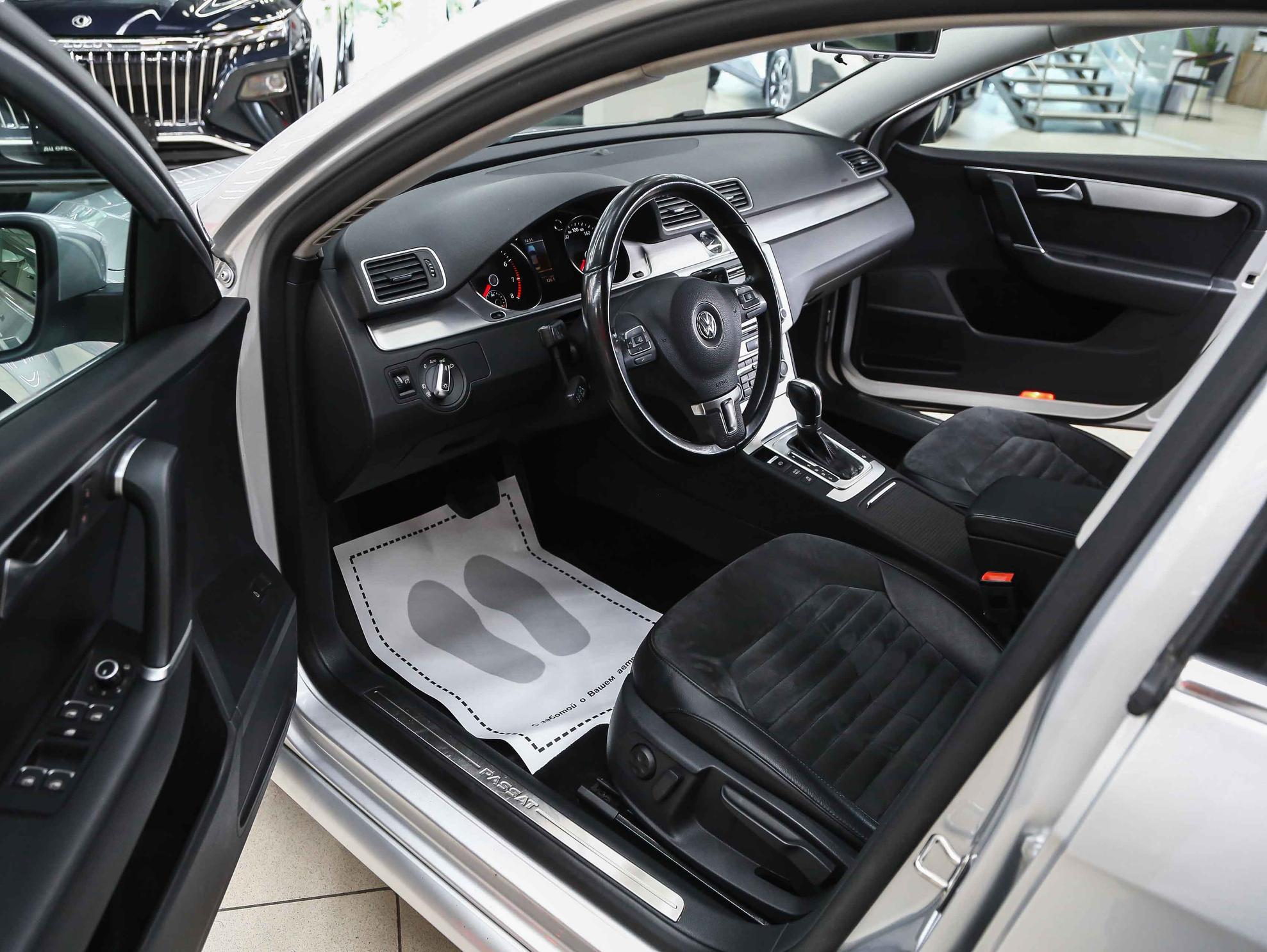 Volkswagen Passat 2011, серебряный, ДЦ Орехово