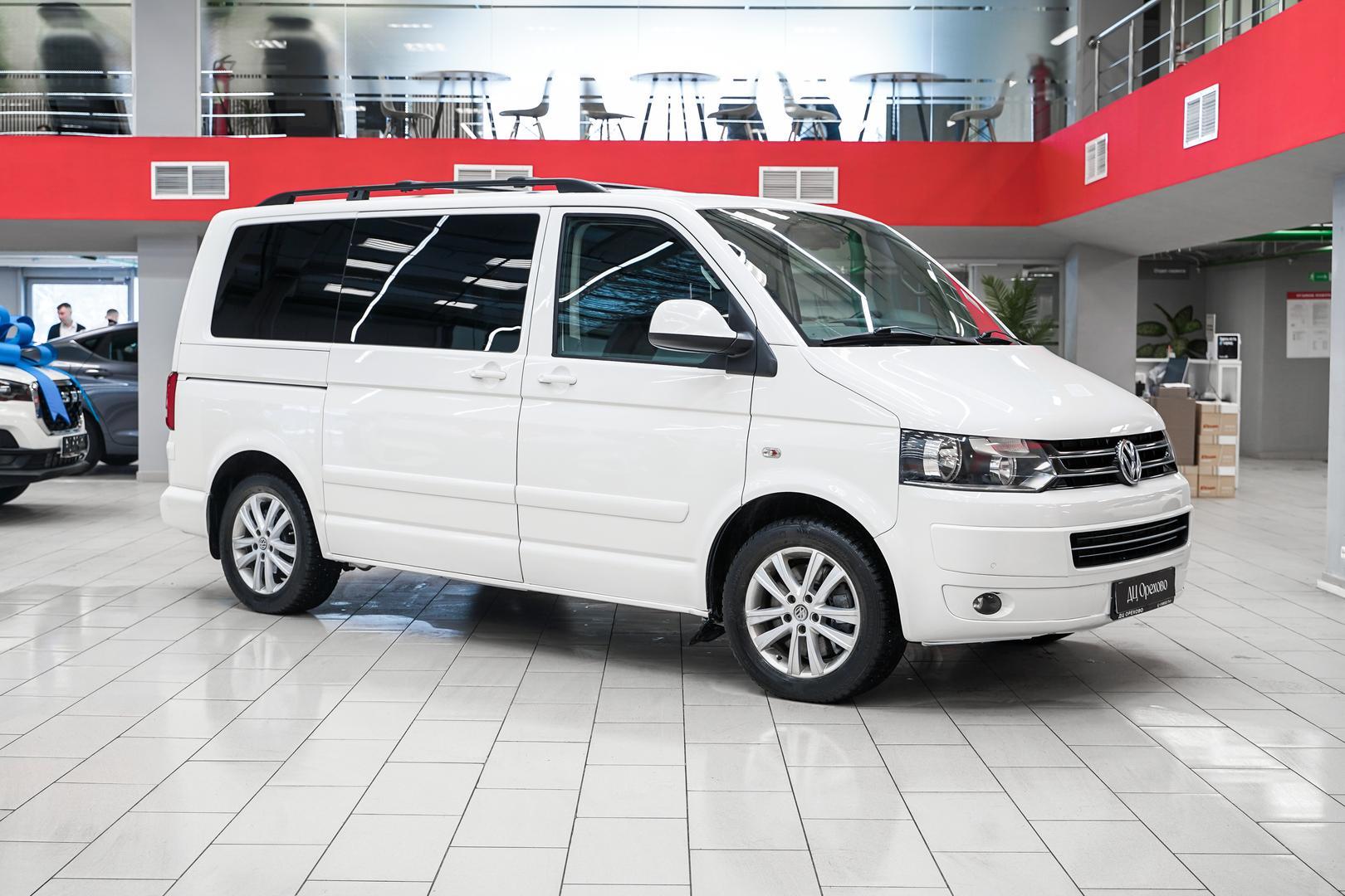 Volkswagen Multivan 2010, белый, ДЦ Орехово