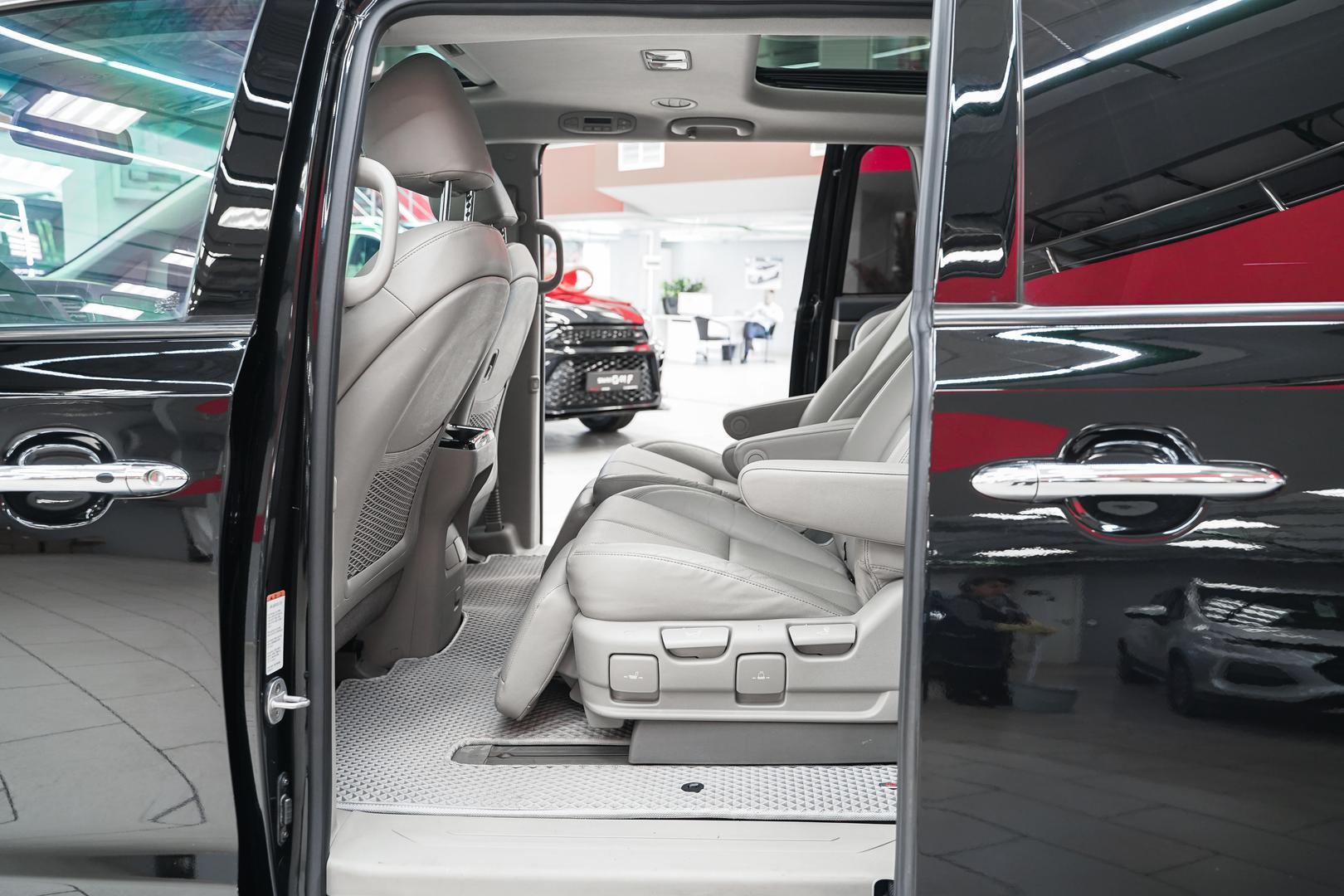 Kia Carnival 2017, черный, ДЦ Орехово