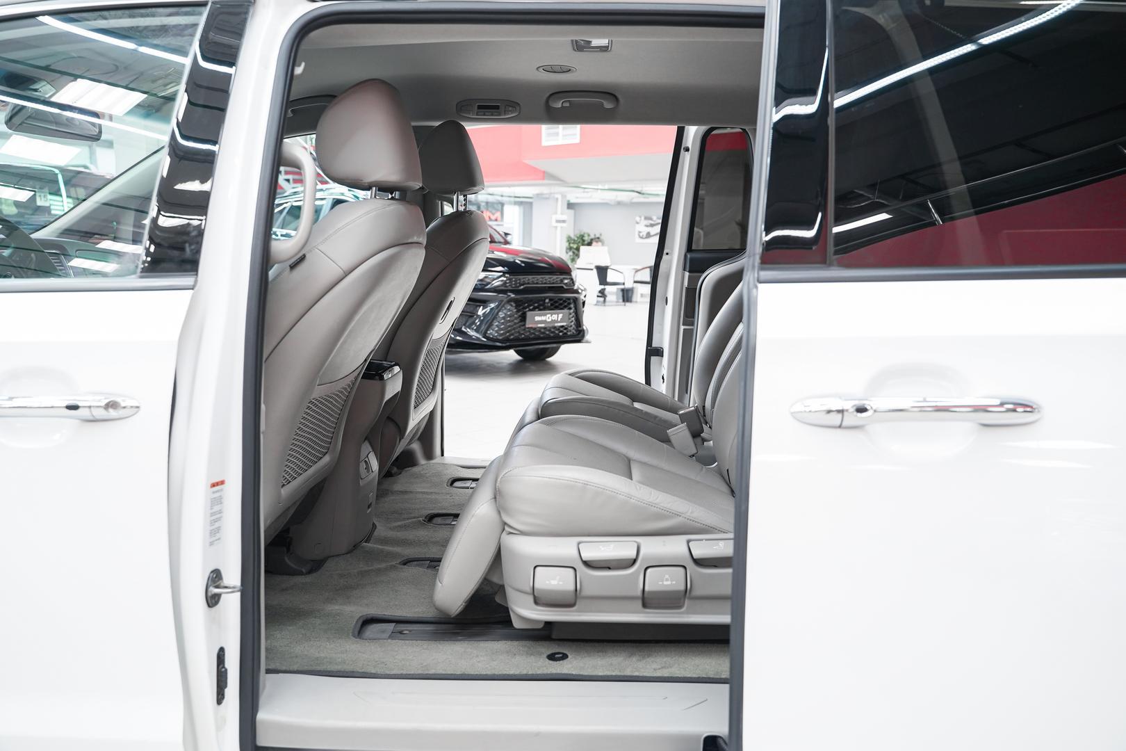 Kia Carnival 2018, белый, ДЦ Орехово