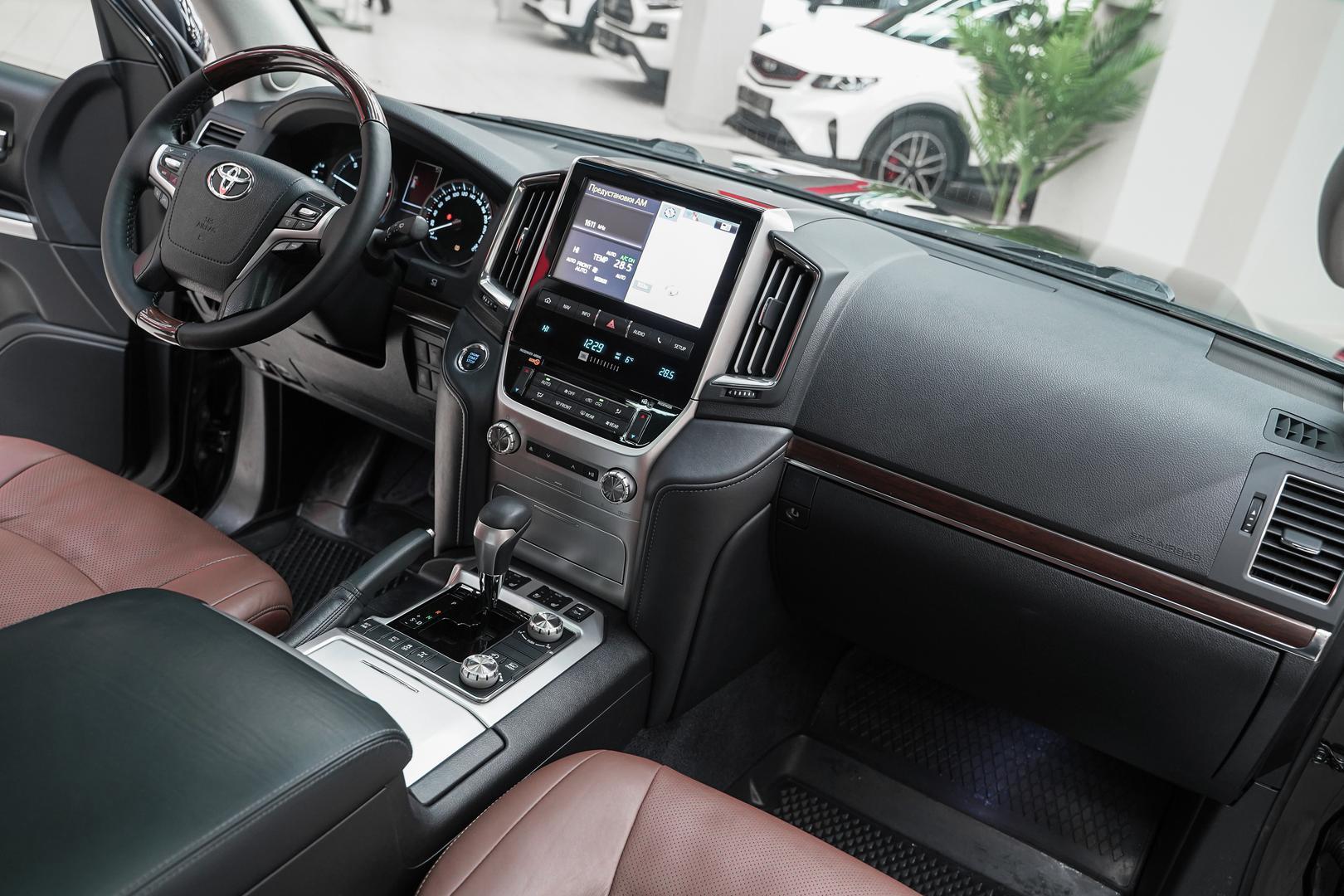 Toyota Land Cruiser 2017, черный, ДЦ Орехово