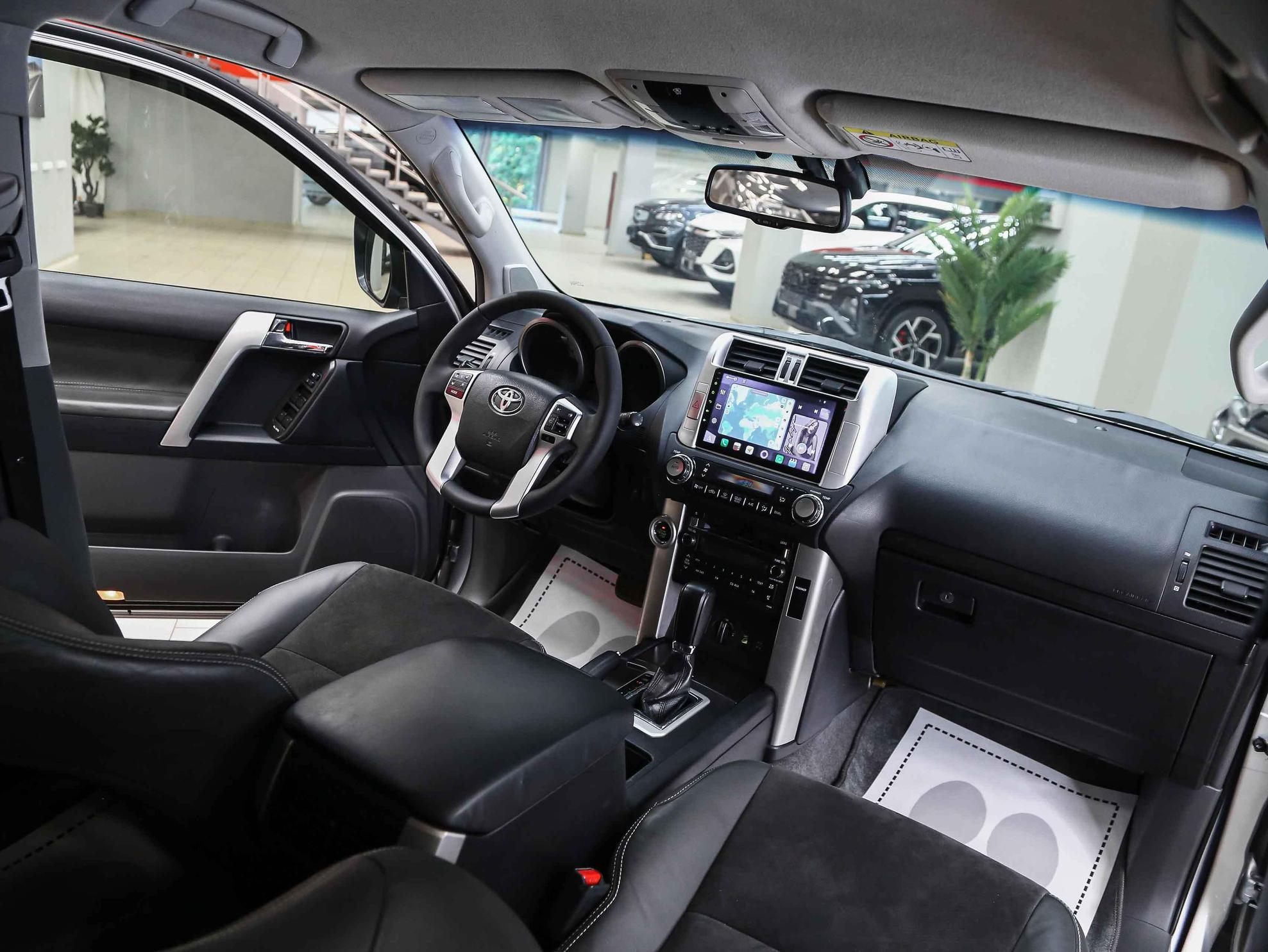Toyota Land Cruiser Prado 2011, серебряный, ДЦ Орехово