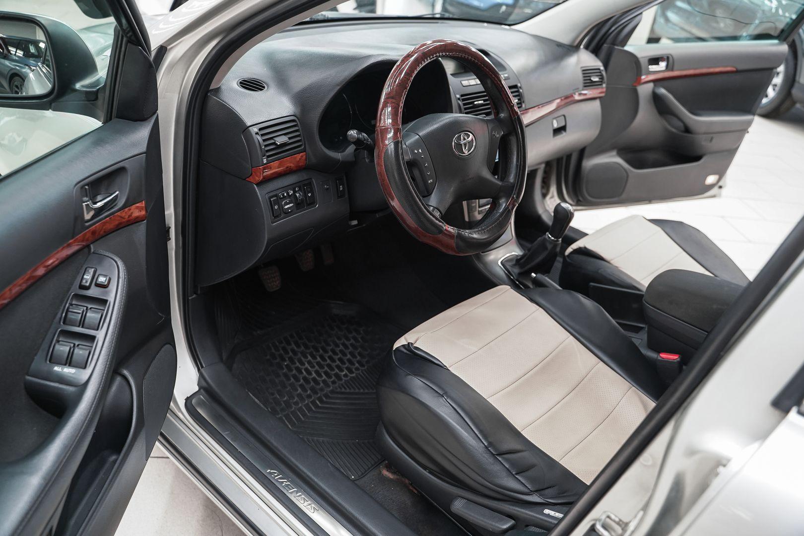 Toyota Avensis 2004, серебряный, ДЦ Орехово