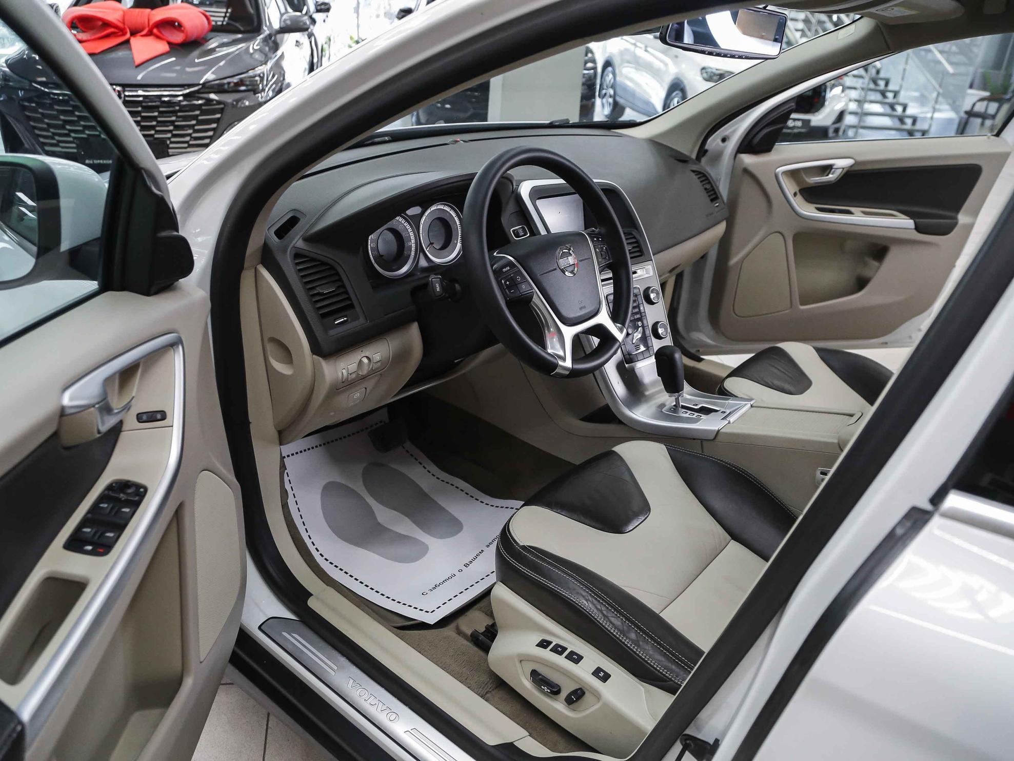 Volvo XC60 2011, белый, ДЦ Орехово