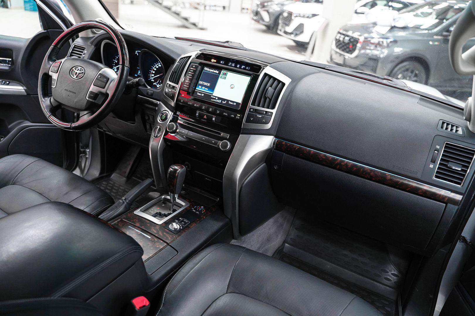 Toyota Land Cruiser 2013, серебряный, ДЦ Орехово