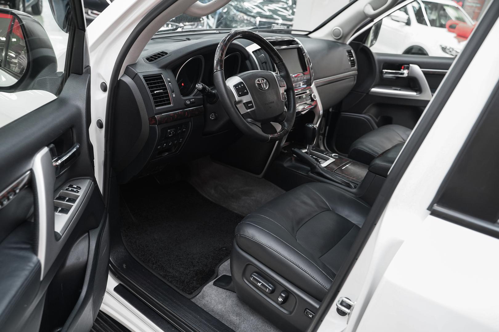 Toyota Land Cruiser 2012, белый, ДЦ Орехово