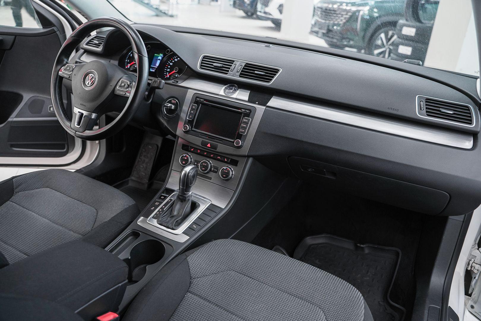 Volkswagen Passat 2013, белый, ДЦ Орехово
