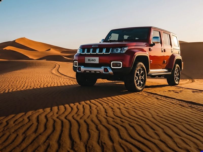 BAIC BJ40 в пустыне, вид спереди сбоку