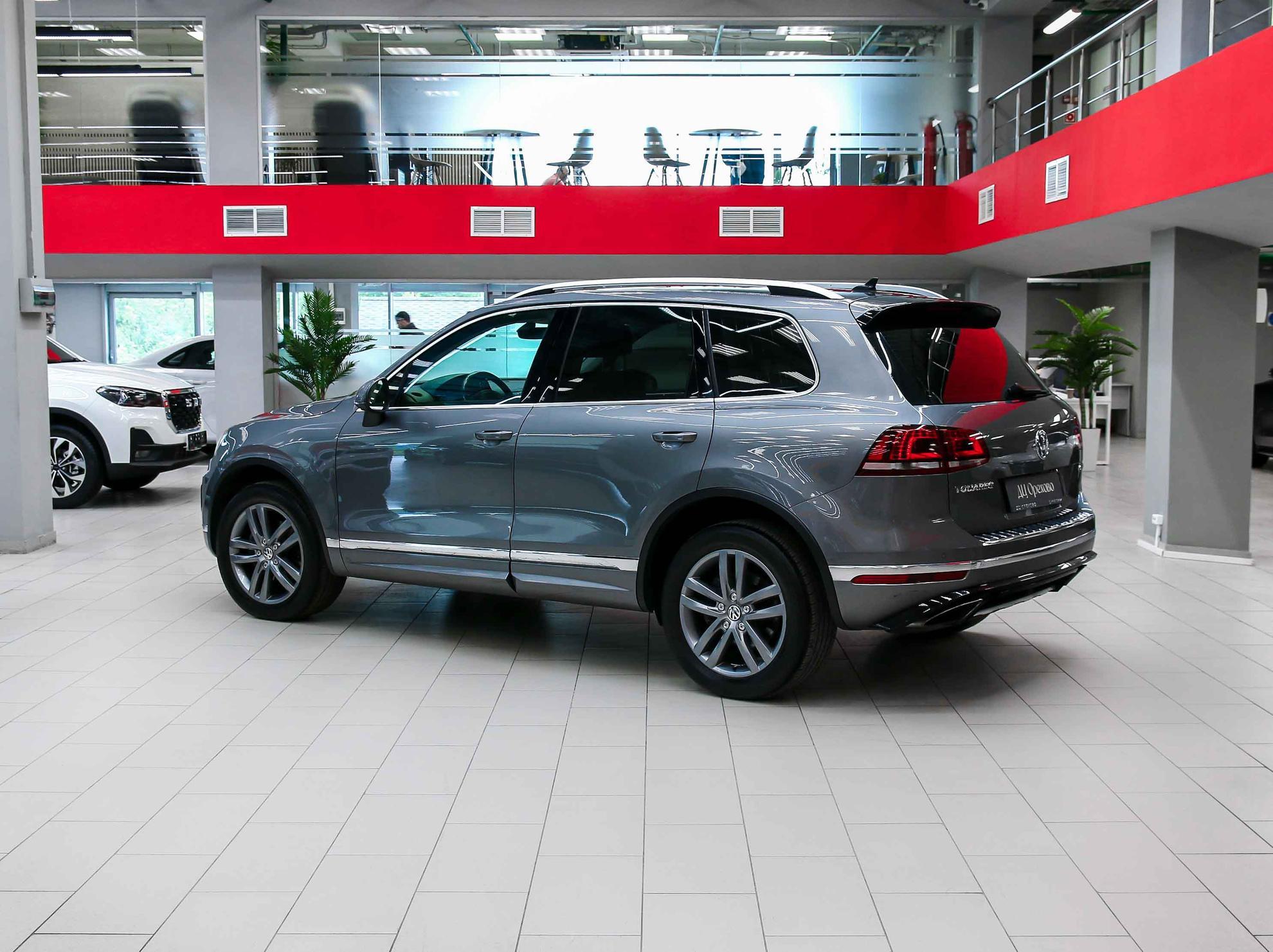 Volkswagen Touareg 2017, серый, ДЦ Орехово