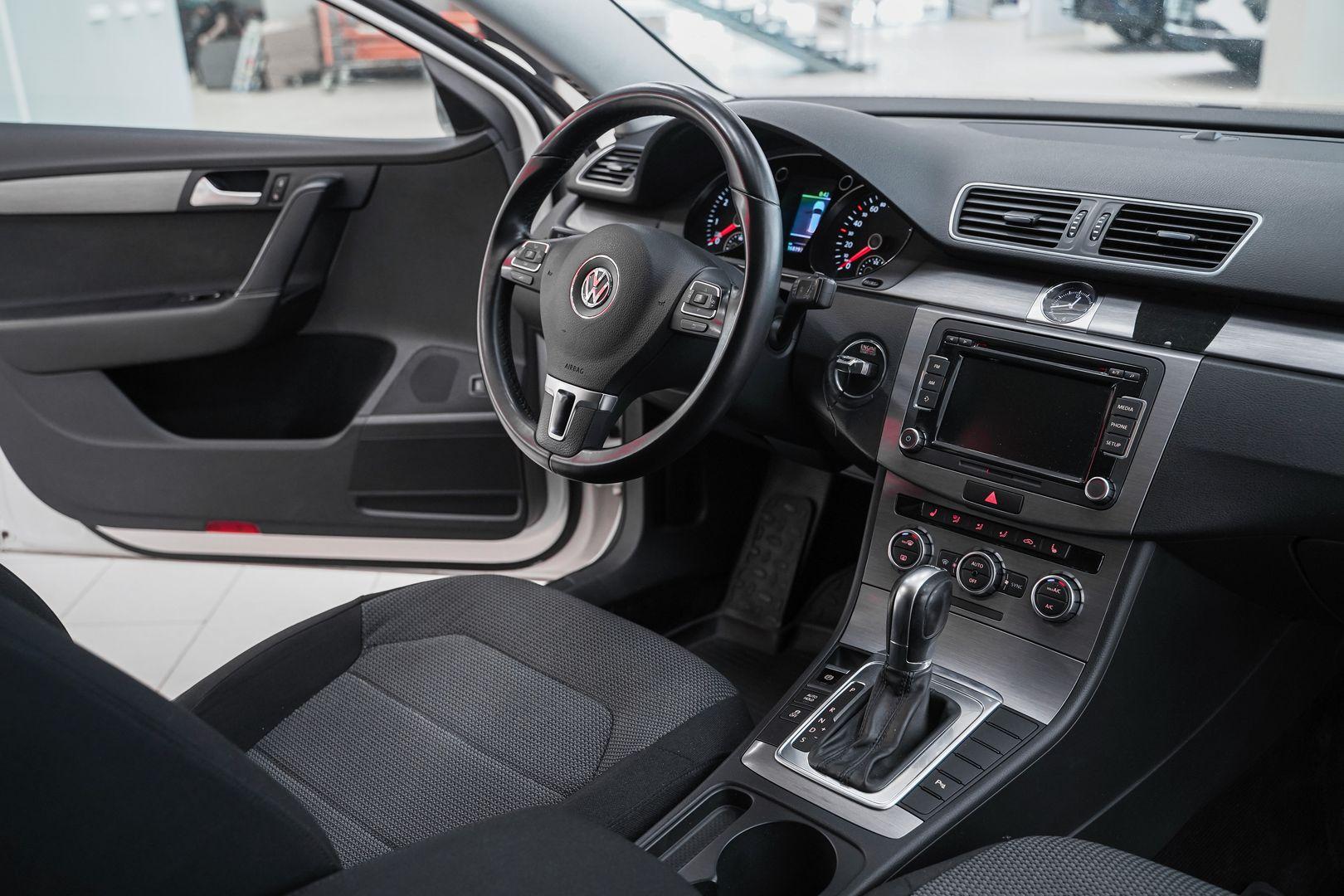 Volkswagen Passat 2013, белый, ДЦ Орехово