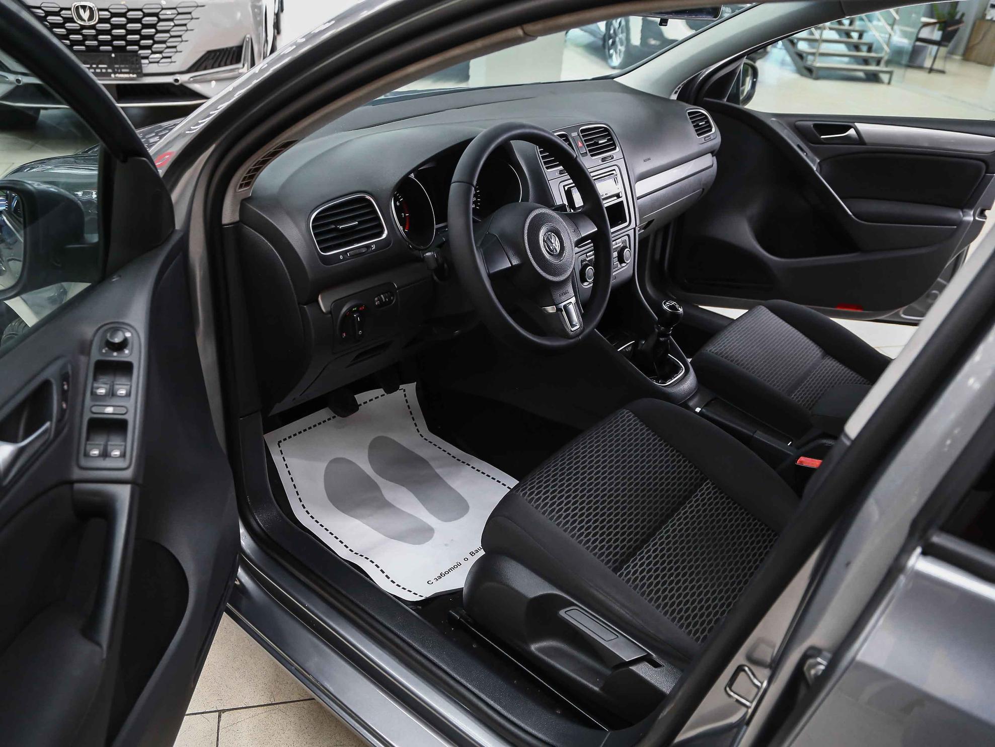 Volkswagen Golf 2011, серый, ДЦ Орехово