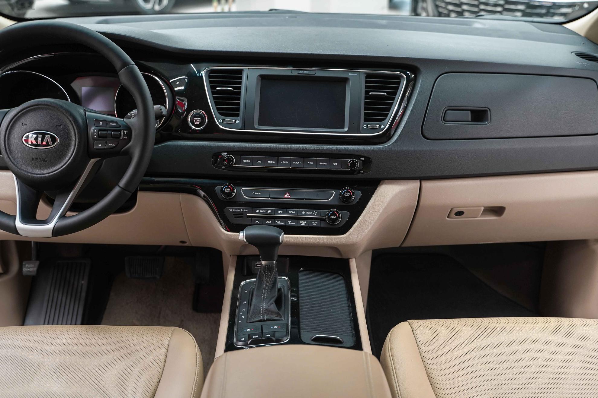 Kia Carnival 2016, черный, ДЦ Орехово
