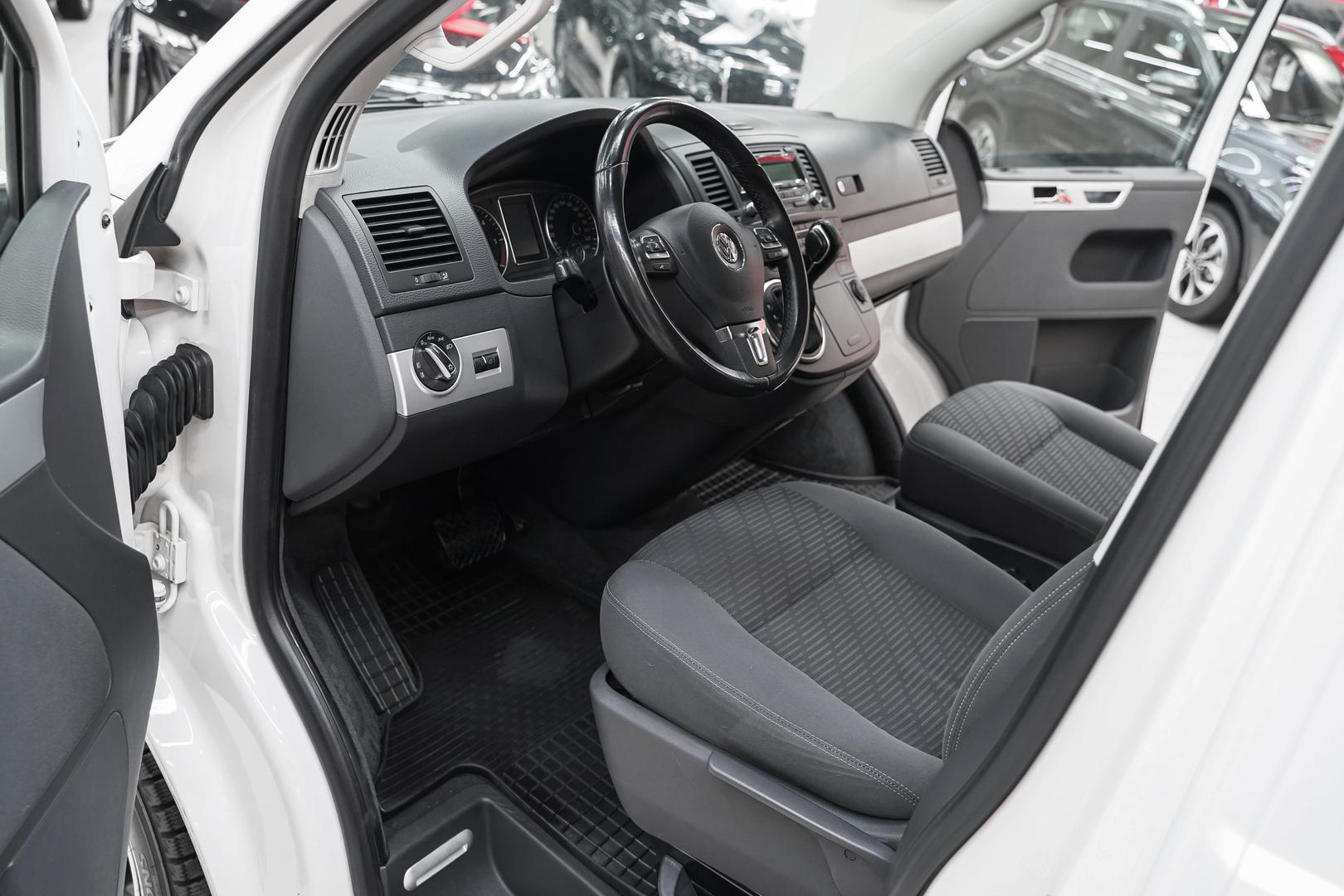 Volkswagen Multivan 2014, белый, ДЦ Орехово