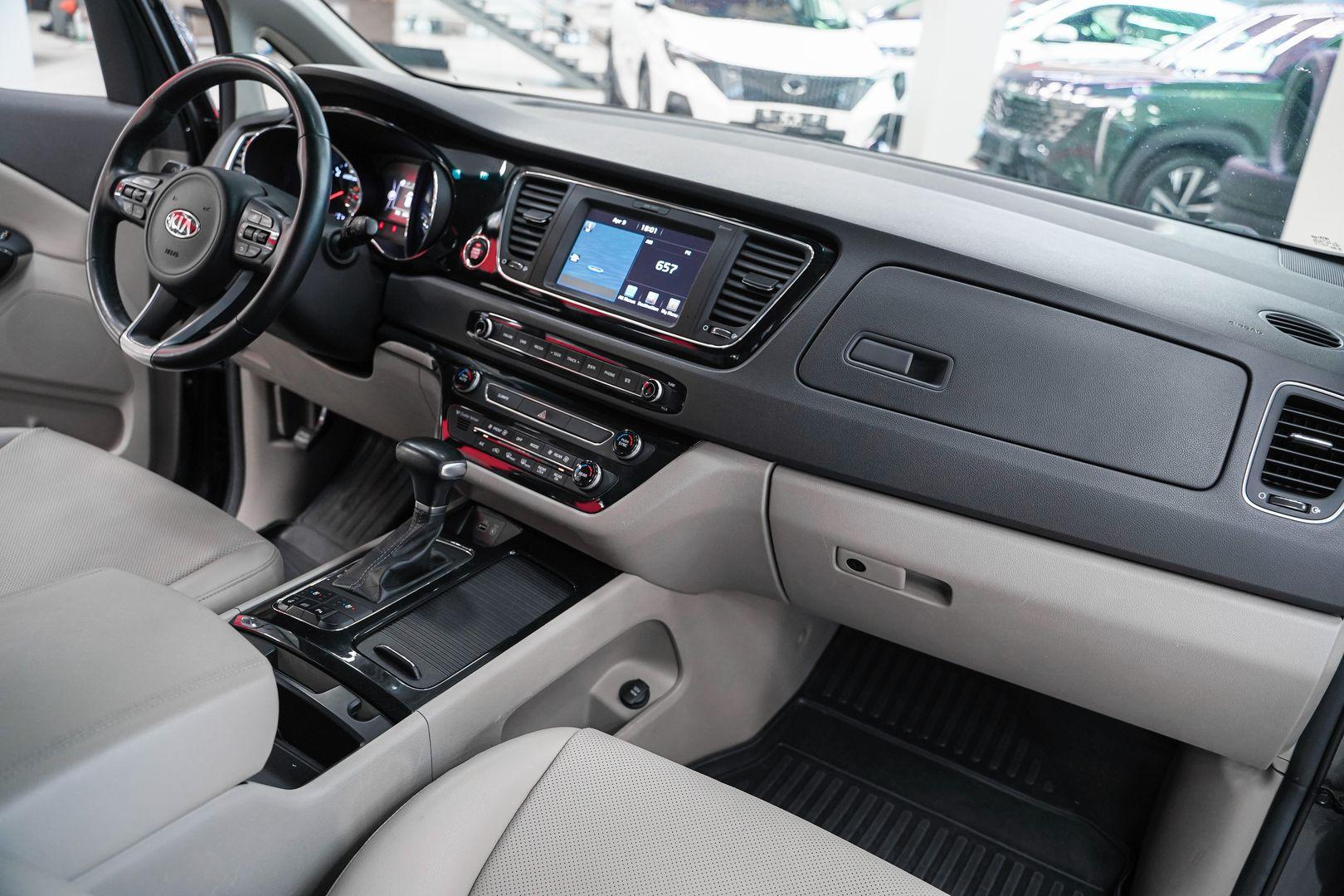 Kia Carnival 2017, серый, ДЦ Орехово