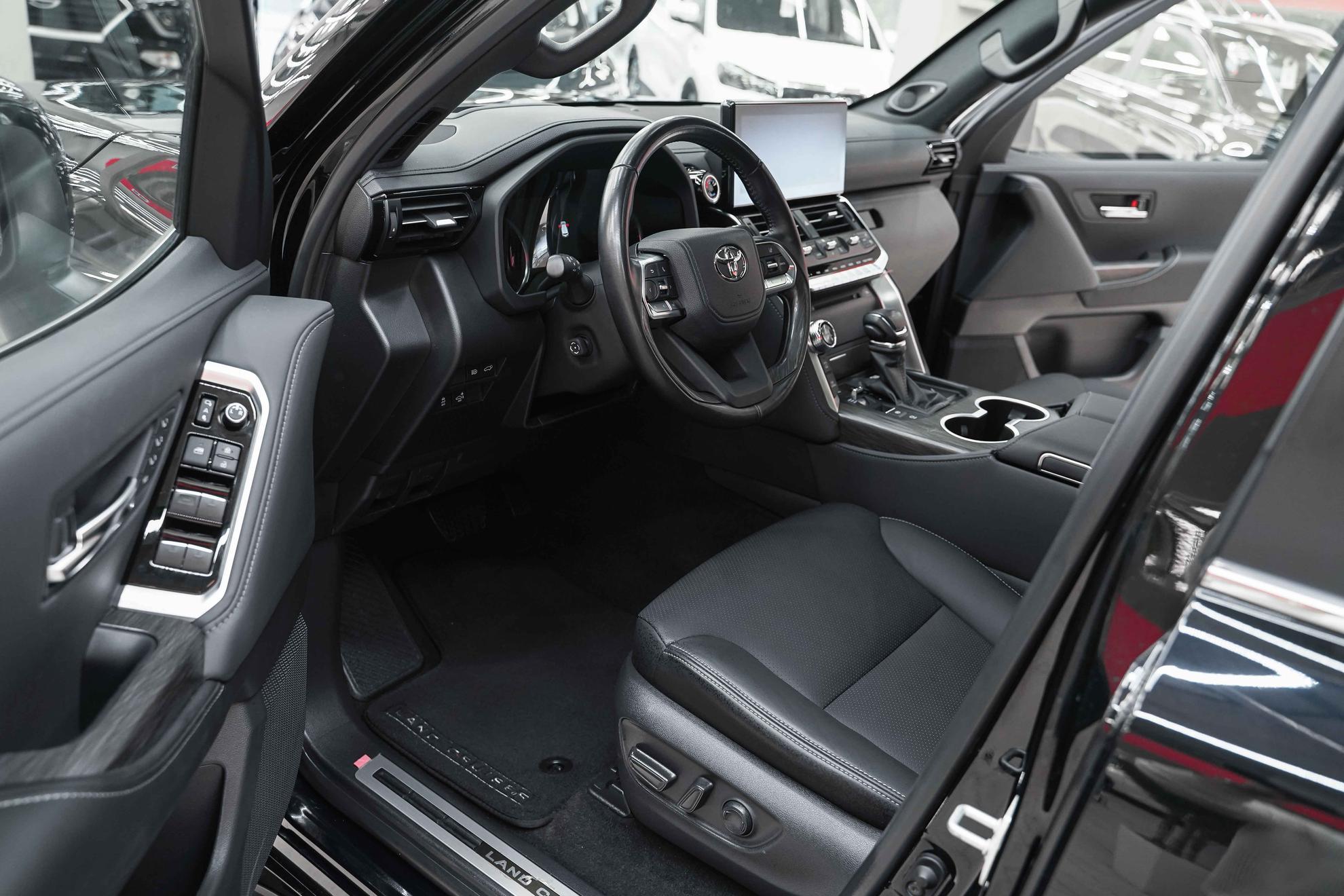 Toyota Land Cruiser 2023, черный, ДЦ Орехово