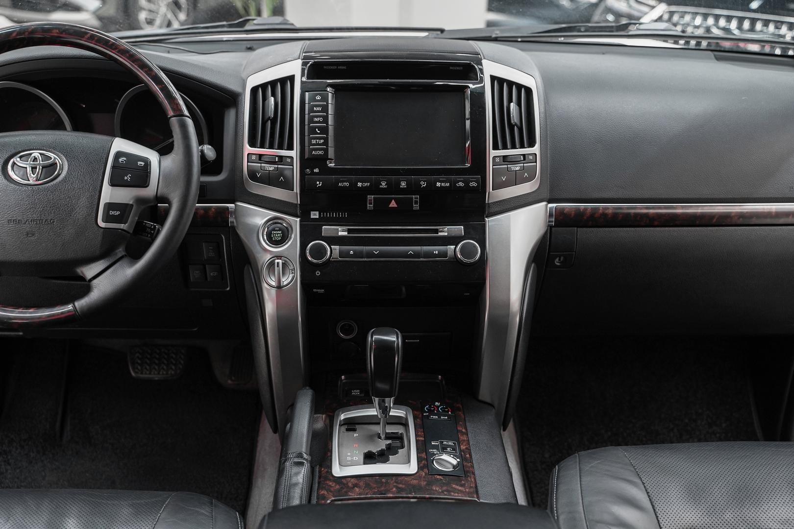 Toyota Land Cruiser 2012, белый, ДЦ Орехово