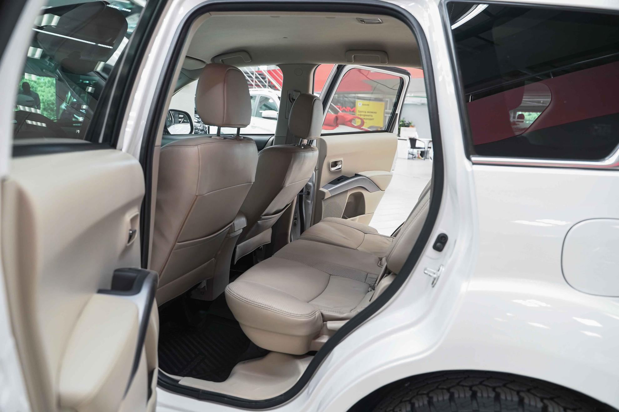 Citroen C-Crosser 2011, белый, ДЦ Орехово