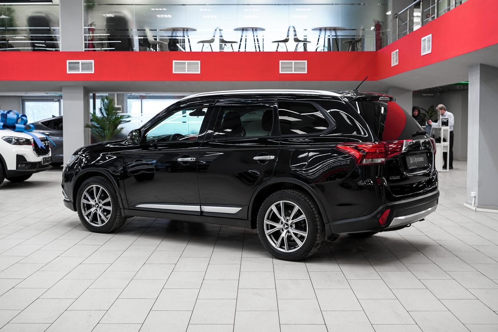 Mitsubishi Outlander 2015, черный, ДЦ Орехово