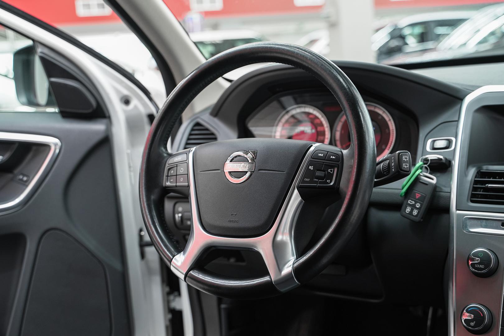 Volvo XC60 2012, белый, ДЦ Орехово