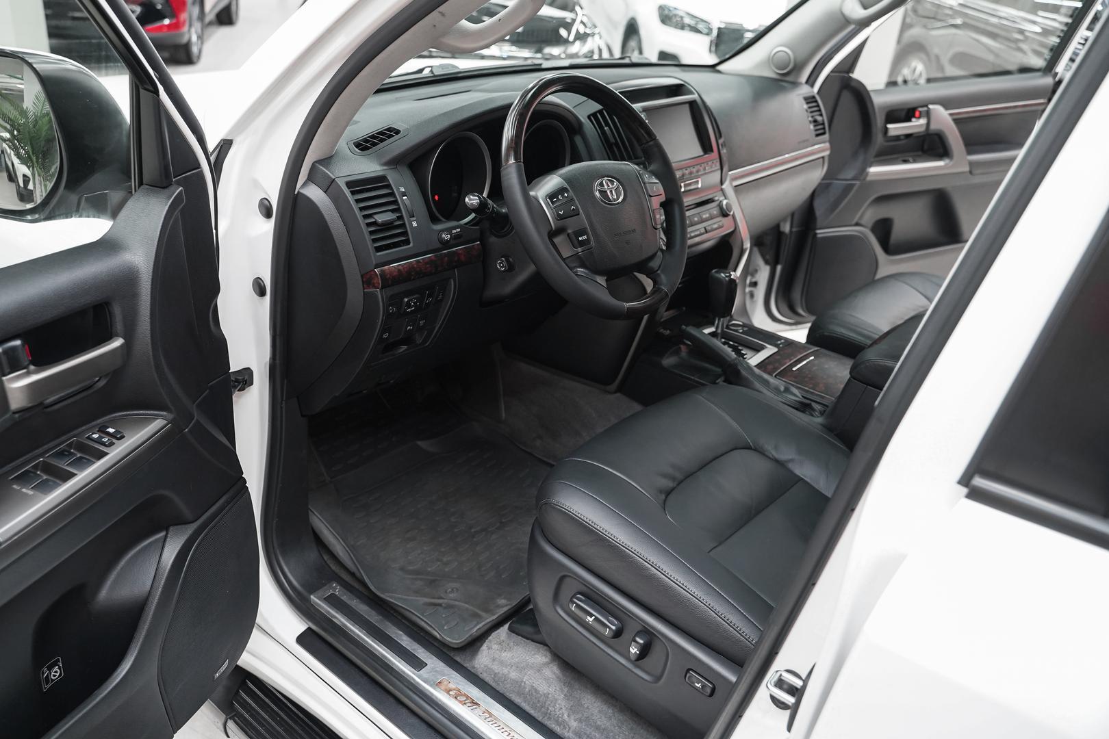 Toyota Land Cruiser 2011, белый, ДЦ Орехово
