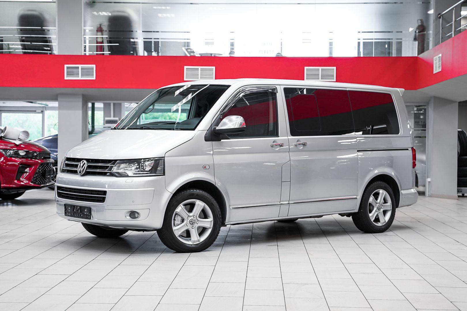 Volkswagen Multivan 2012, серебряный, ДЦ Орехово