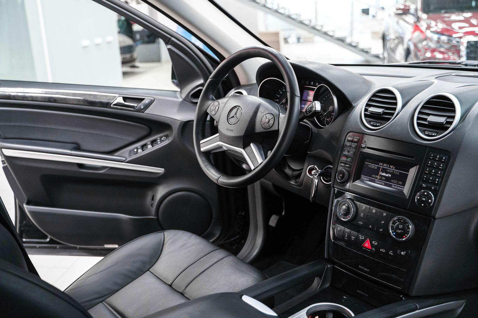 Mercedes-Benz M-Класс 2010, черный, ДЦ Орехово