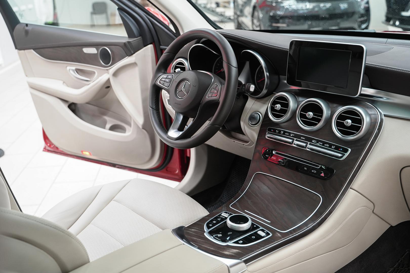 Mercedes-Benz GLC 2017, красный, ДЦ Орехово
