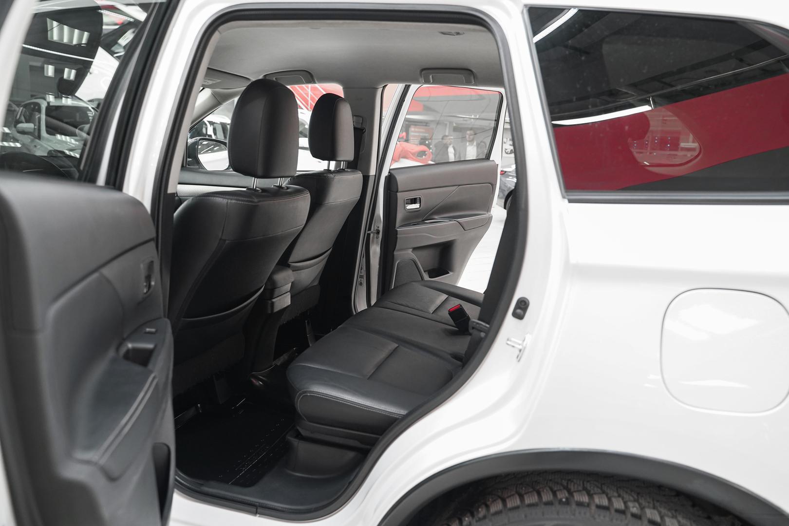 Mitsubishi Outlander 2014, белый, ДЦ Орехово