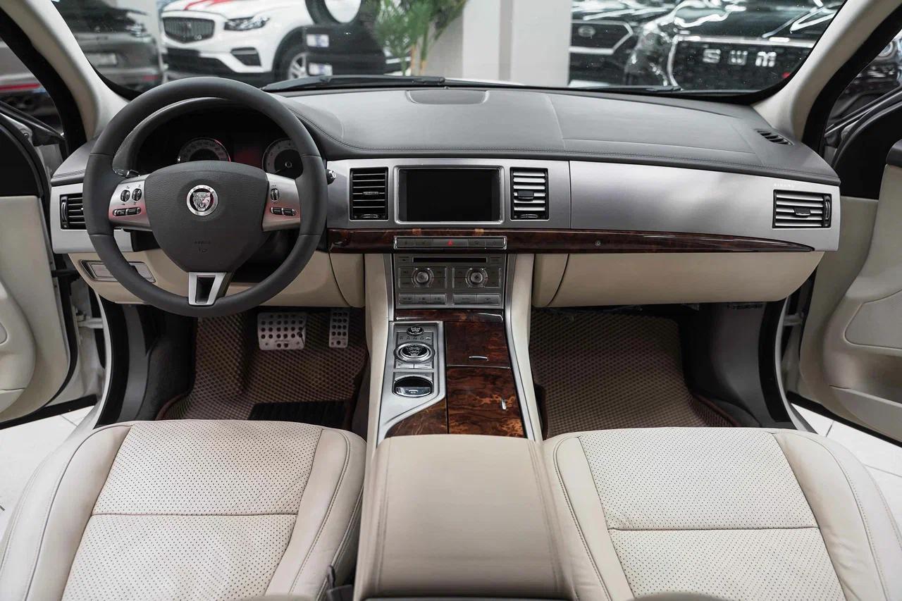 Jaguar XF 2008, белый, ДЦ Орехово