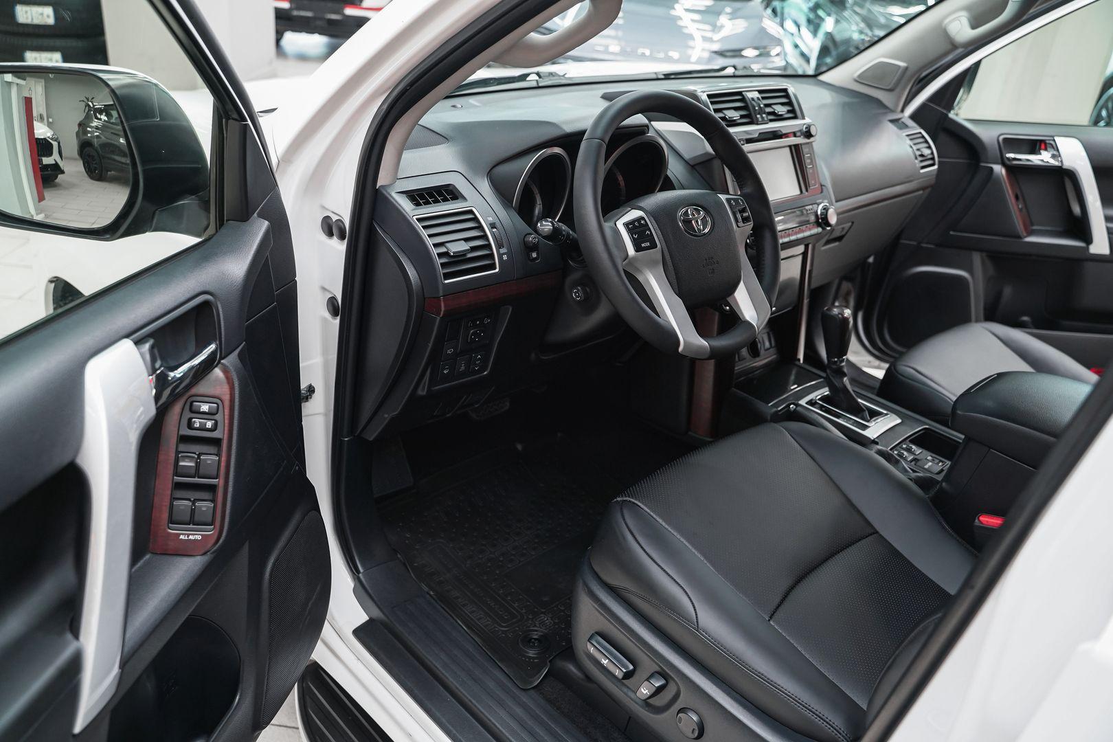 Toyota Land Cruiser Prado 2014, белый, ДЦ Орехово