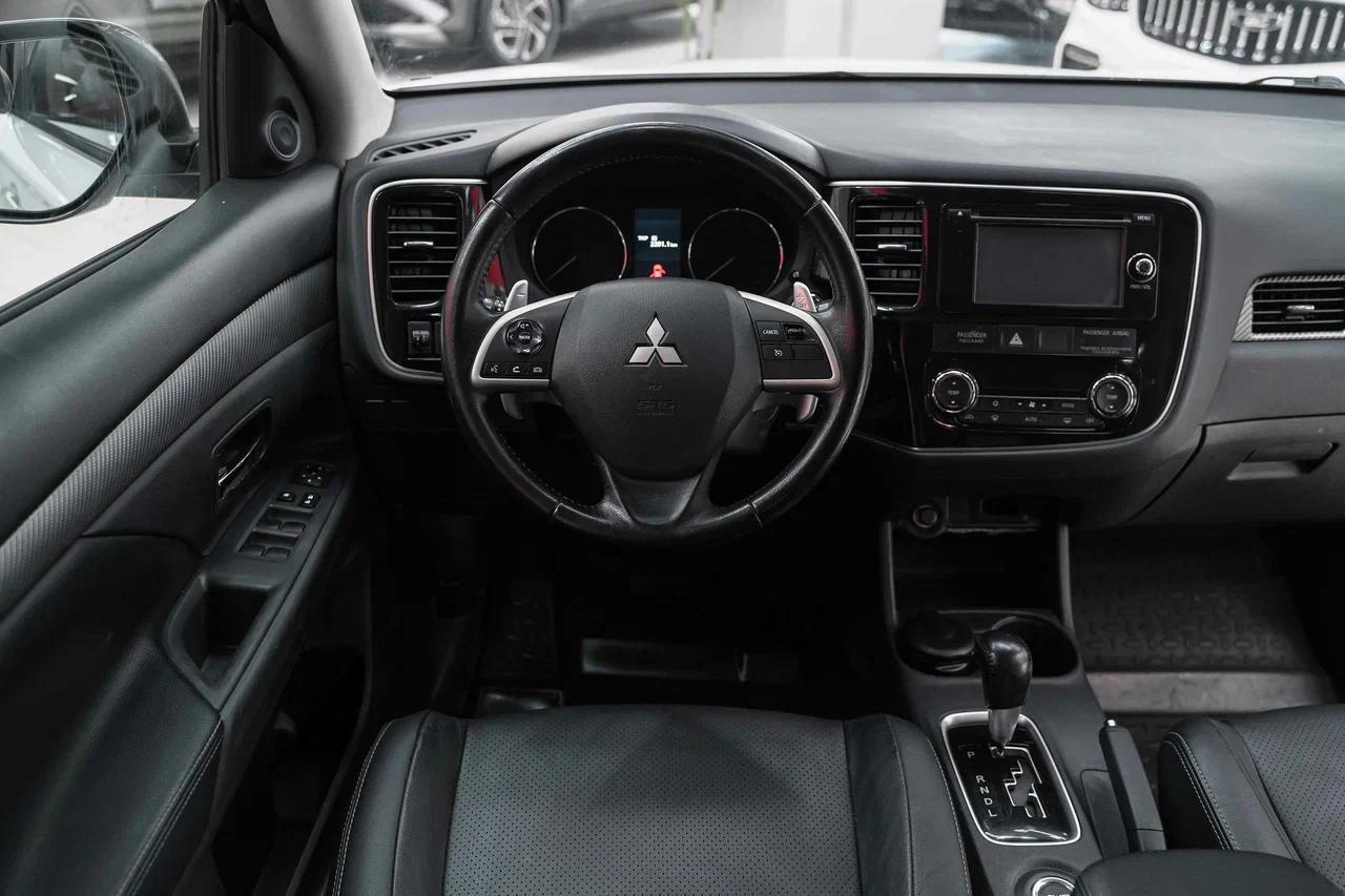 Mitsubishi Outlander 2012, белый, ДЦ Орехово