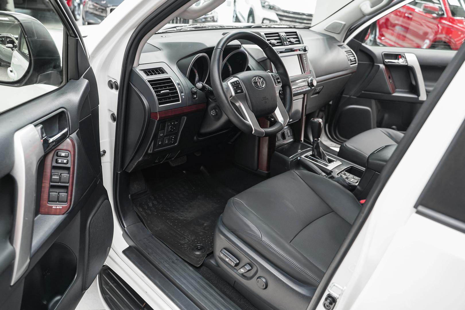Toyota Land Cruiser Prado 2015, белый, ДЦ Орехово