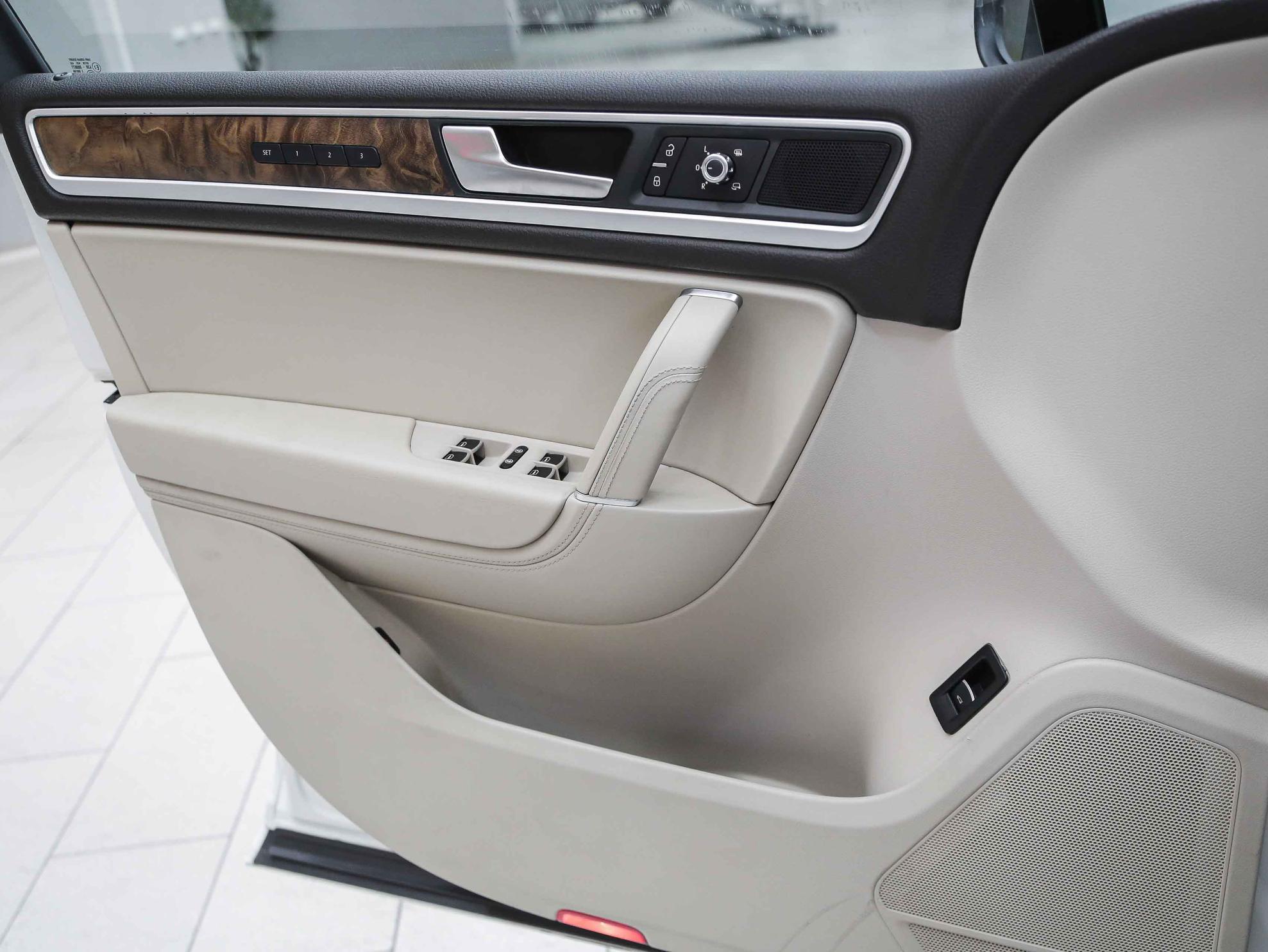 Volkswagen Touareg 2011, белый, ДЦ Орехово