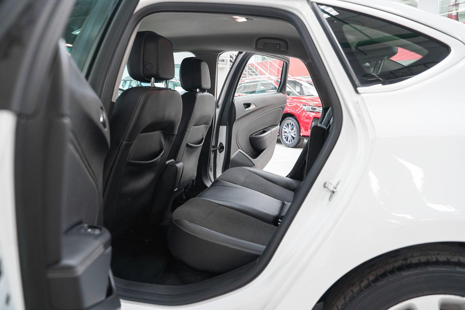 Opel Astra 2013, белый, ДЦ Орехово