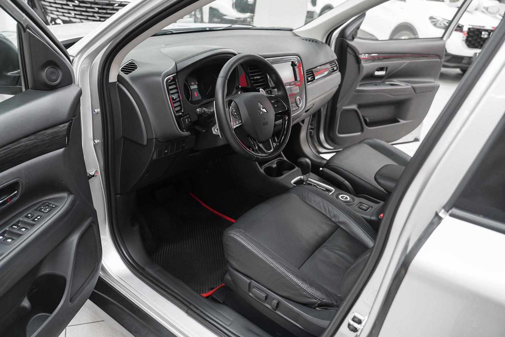 Mitsubishi Outlander 2015, серебряный, ДЦ Орехово