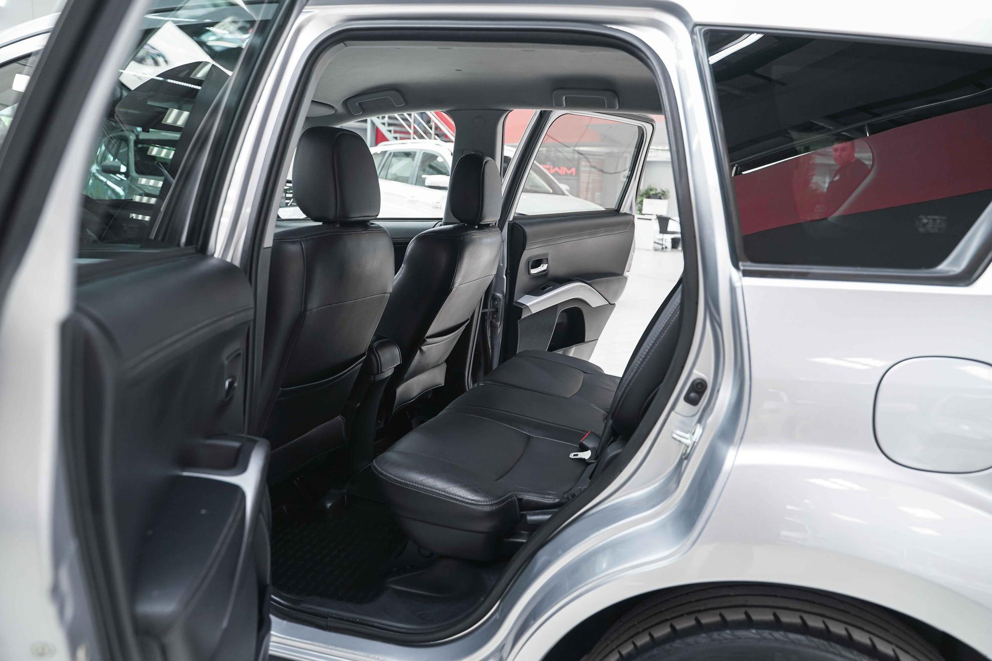 Mitsubishi Outlander 2010, серебряный, ДЦ Орехово