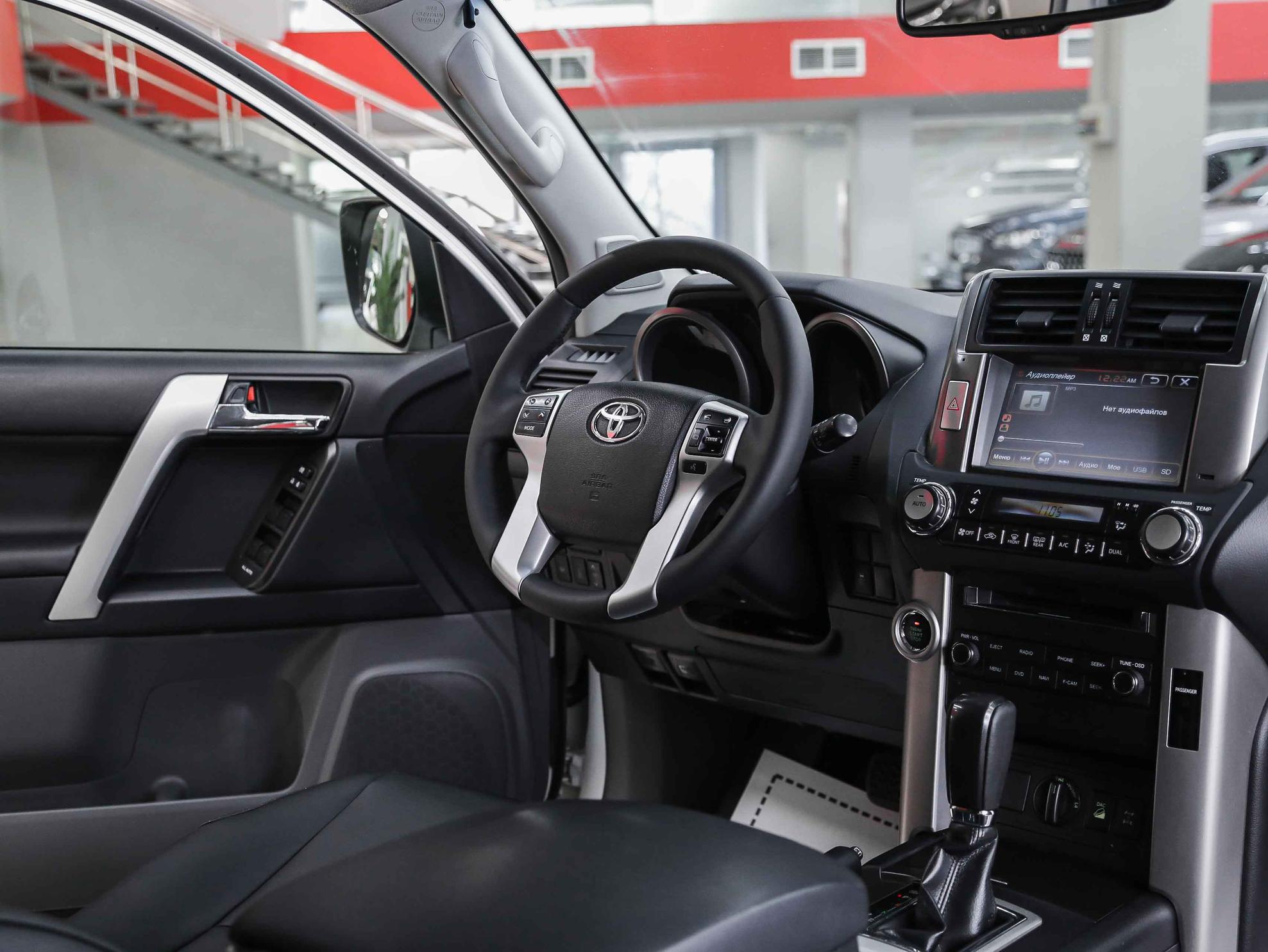 Toyota Land Cruiser Prado 2013, белый, ДЦ Орехово