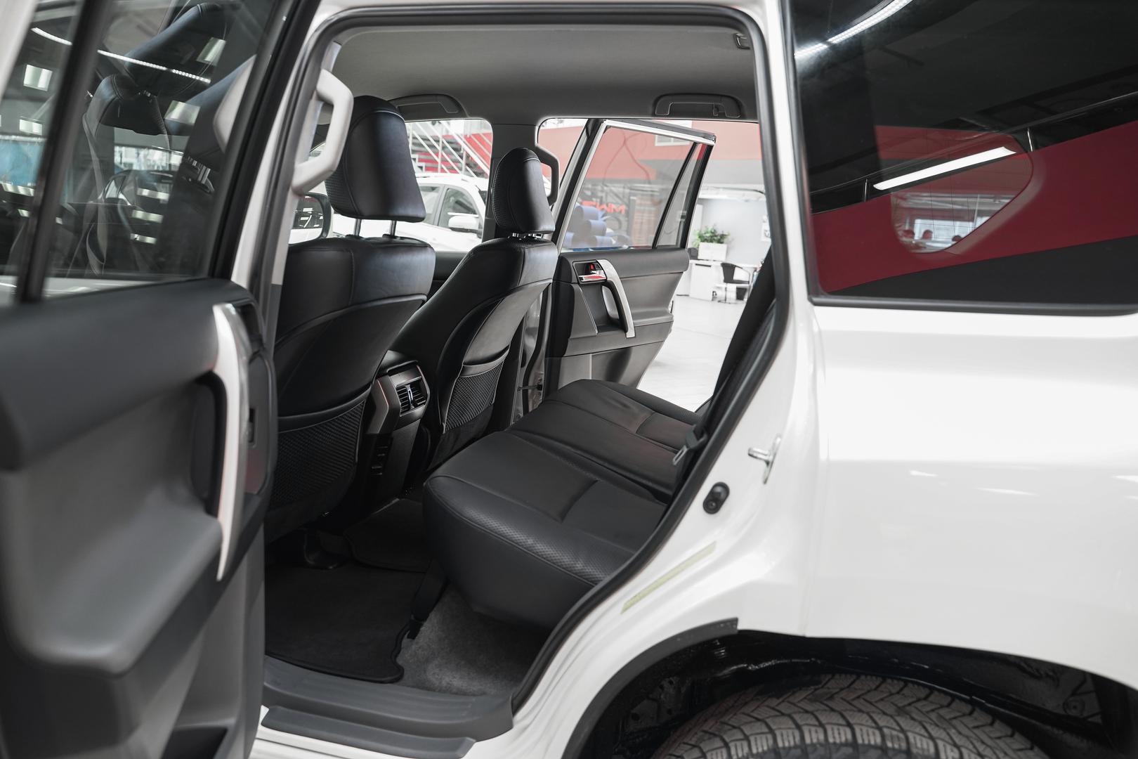 Toyota Land Cruiser Prado 2012, белый, ДЦ Орехово