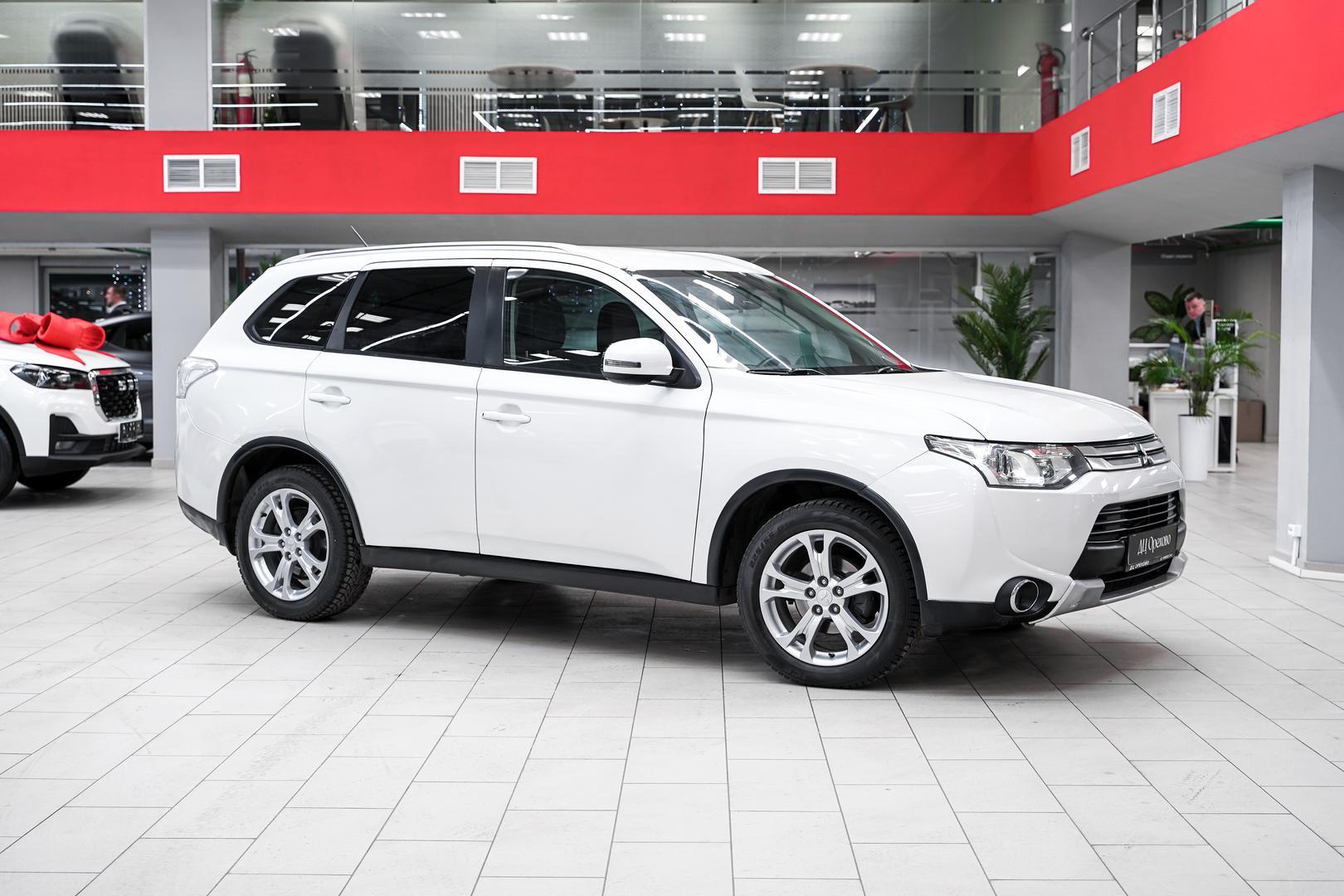 Mitsubishi Outlander 2014, белый, ДЦ Орехово