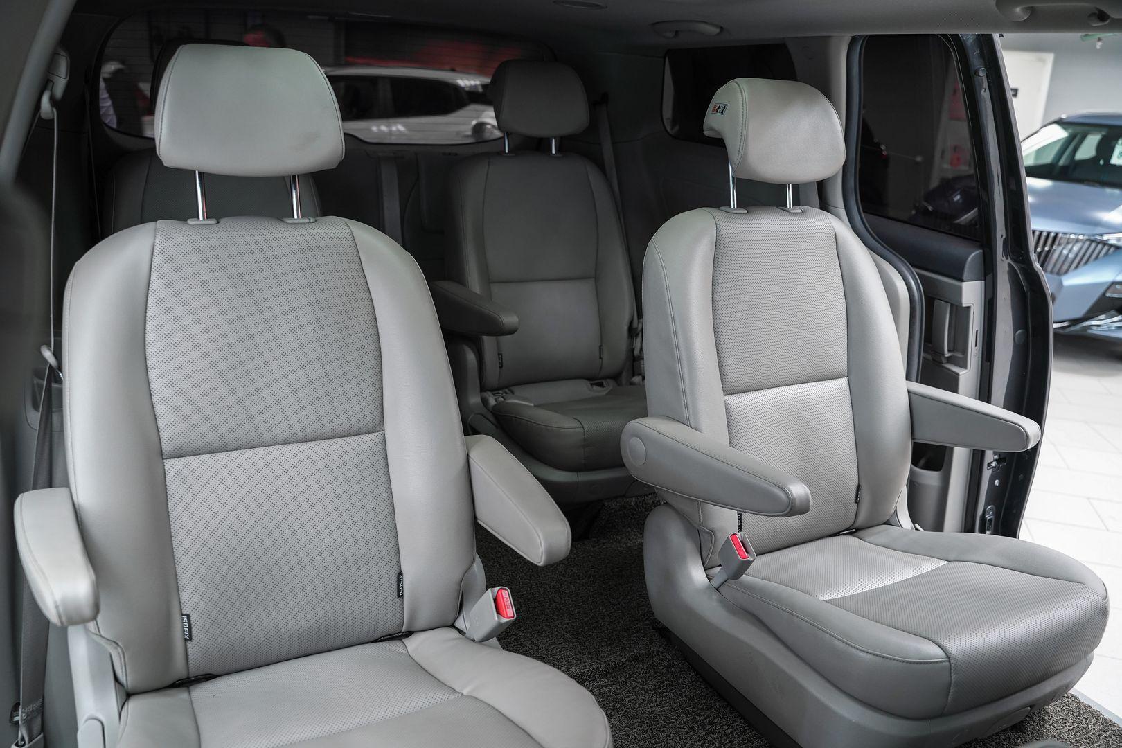 Kia Carnival 2016, серый, ДЦ Орехово