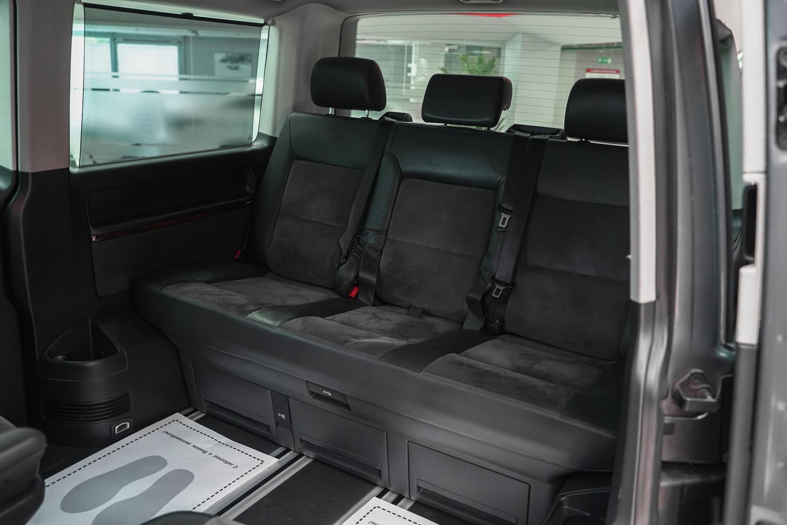 Volkswagen Multivan 2011, серый, ДЦ Орехово