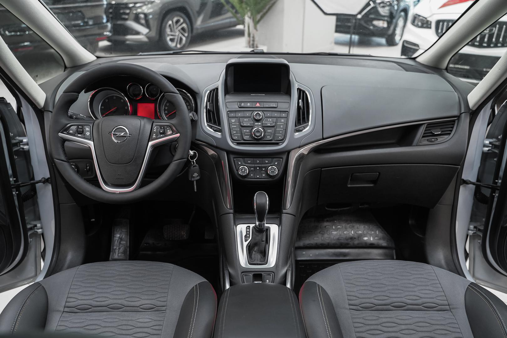 Opel Zafira 2013, белый, ДЦ Орехово
