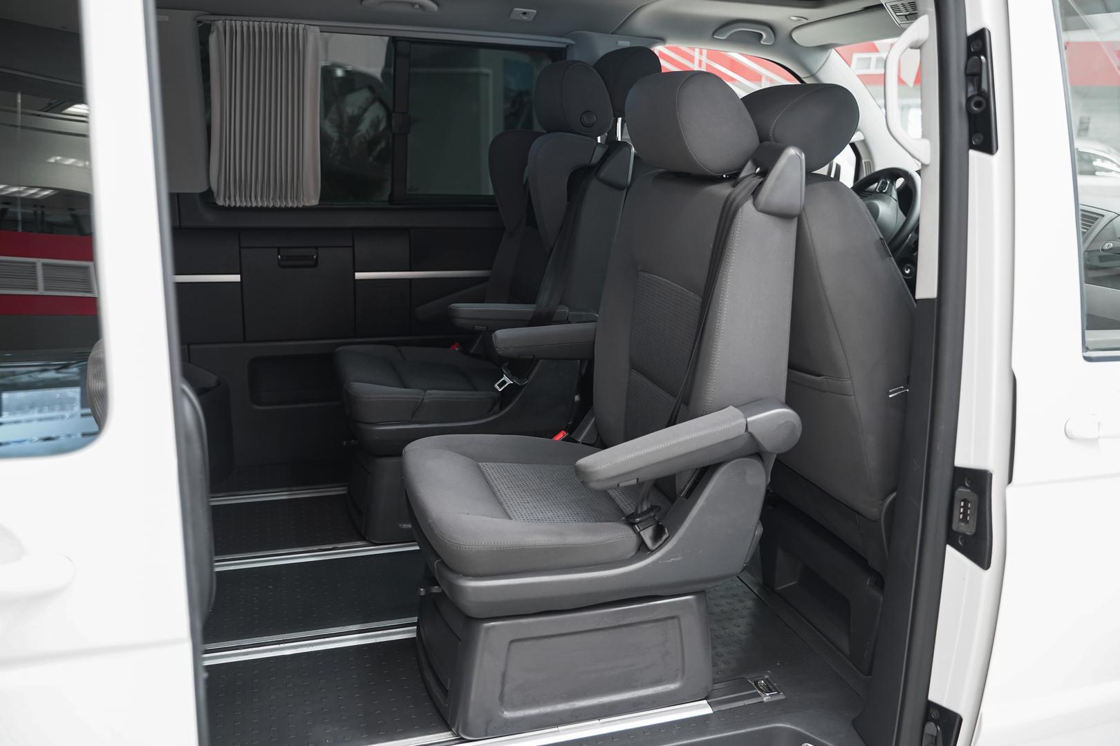 Volkswagen Multivan 2010, белый, ДЦ Орехово