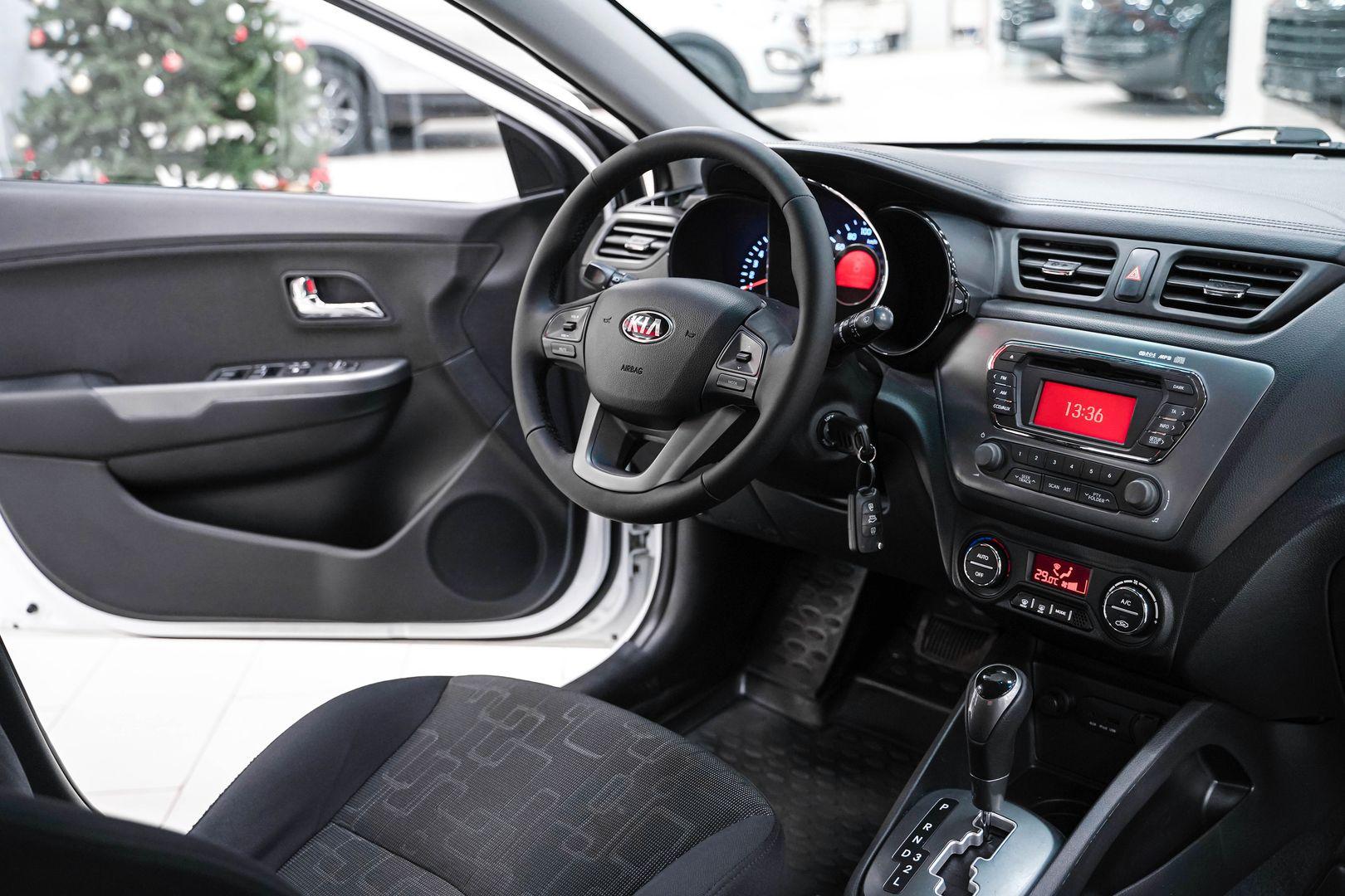 Kia Rio 2013, белый, ДЦ Орехово