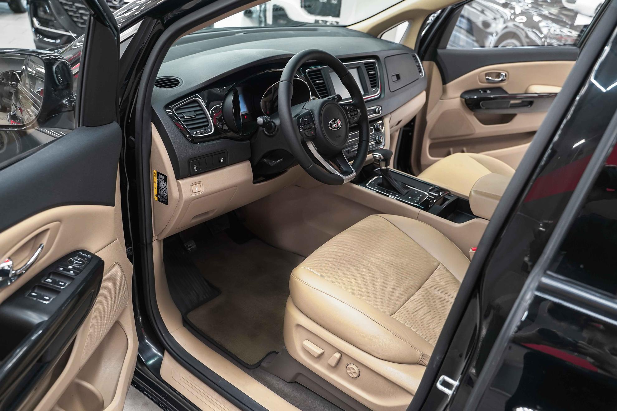 Kia Carnival 2016, черный, ДЦ Орехово