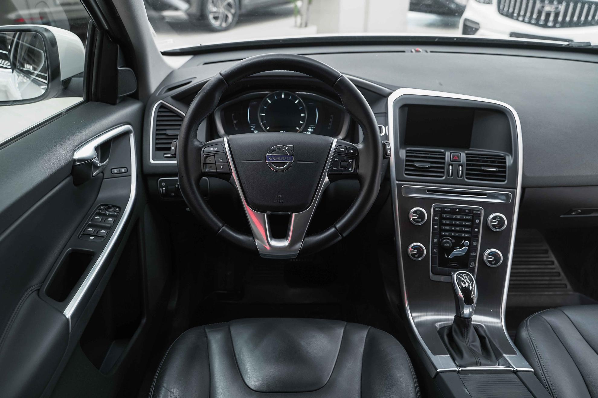 Volvo XC60 2015, белый, ДЦ Орехово