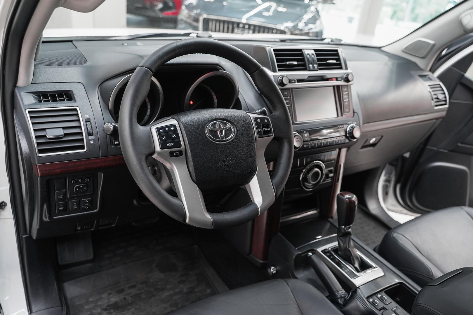 Toyota Land Cruiser Prado 2014, белый, ДЦ Орехово