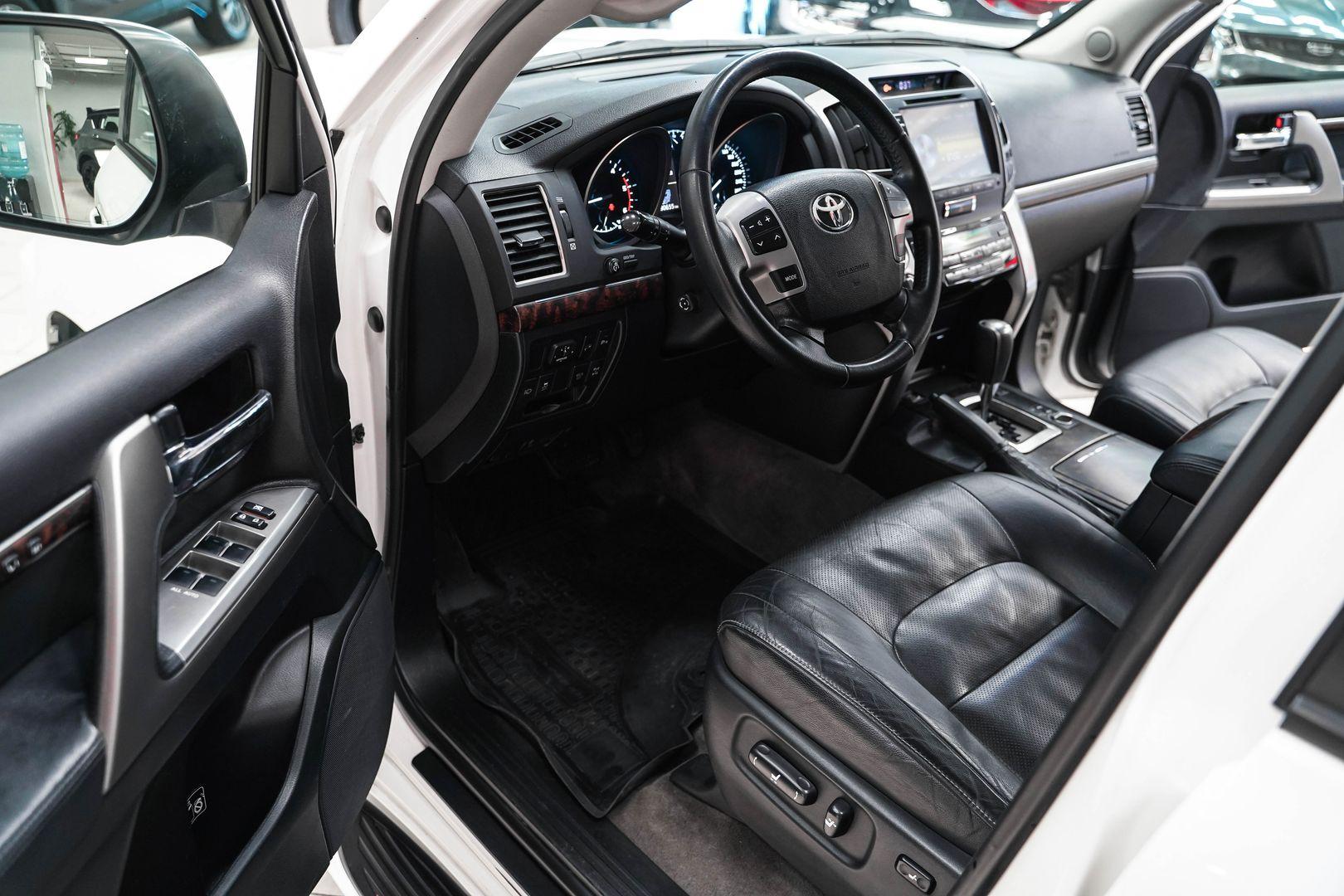 Toyota Land Cruiser 2014, белый, ДЦ Орехово